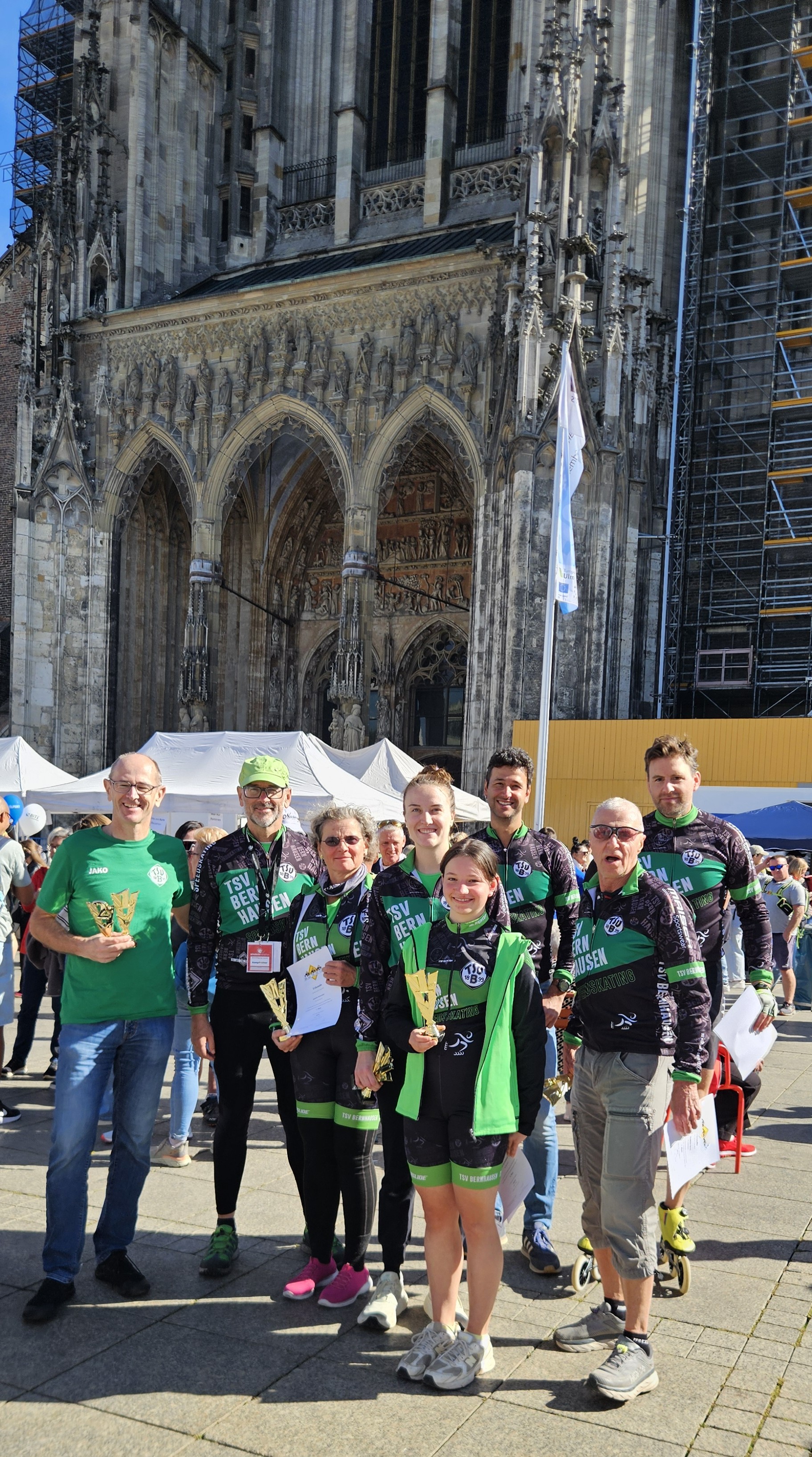 Die Bernhäuser BWIC-Teilnehmerinnen und -Teilnehmer beim Saisonfinale 2026 in Ulm vor dem Ulmer Münster. Die Bernhäuser BWIC-Teilnehmerinnen und -Teilnehmer beim Saisonfinale 2026 in Ulm vor dem Ulmer Münster.